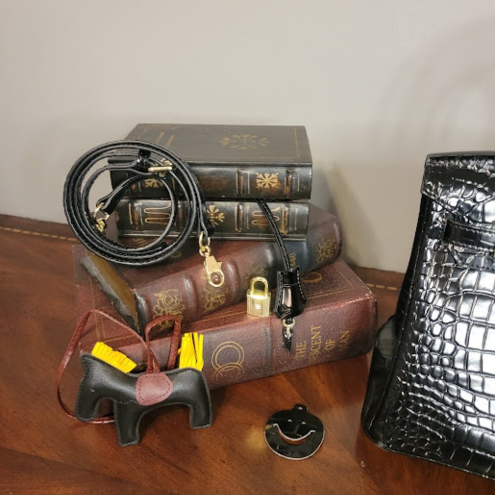 Luxurious Black Embossed Leather Crocodile Bag Gold HW - Picture 4 of 13